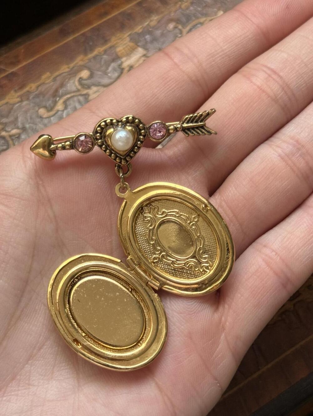 Vintage Avon Brooch Locket with Added Cameo Silhouette - Picture 4 of 4